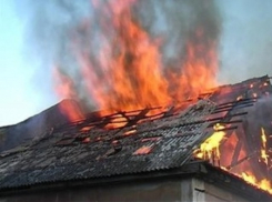 В Волжском в поселке Рабочем горели частный дом и пристройка