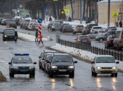 Водитель «ГАЗели» протаранил легковушку в Волжском