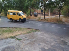 В столкновении маршрутки и «Субару» в Волжском травмы получили пенсионерка и двое малышей 