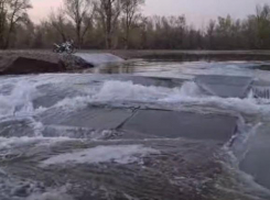 Прорыв новой плотины за 161 миллион рублей попал на видео в Волгоградской области