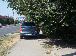 Фееричный автохам из Волжского занял весь тротуар, чтобы спрятать машину в тенечке