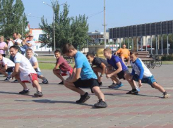 Волжане провели утреннюю зарядку вместе с чемпионом России по спортивной гимнастике Геннадием Савельевым 
