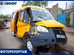 Маршрутка разбилась о кофш трактора в Волжском: фото