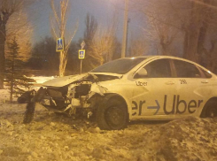 Автомобиль такси превратился в «хлам» после столкновения с деревом в Волжском