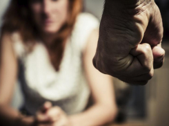 Под Волгоградом 39-летний мужчина переломал ребра знакомой и убежал 