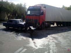 Водитель и пассажирки «семерки» пострадали в ДТП с фурой в Волжском