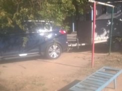 Волжские автохамы разошлись - водитель нагрубил сделавшей ему замечание маме с ребёнком