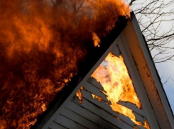 В ярком пламени оказалась крыша дома на Зеленом в Волжском