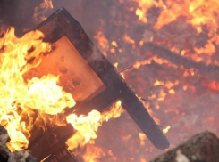 В Волжском сгорели машина и гараж