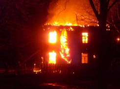 Ранним утром сгорела трехкомнатная квартира в Волжском