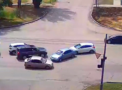 Череда странных аварий в Волжском продолжается