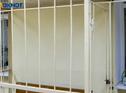 Заключенный ИК в Волжском порезал инспектора осколками телефона