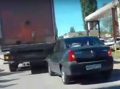 «Рено Логан» влетел под грузовик «Мерседес» в Волжском 