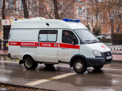 Два человека пострадали: легковушка въехала в стоящий ГАЗ в Волжском