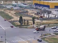 Волжанин средь бела дня угодил под колеса авто