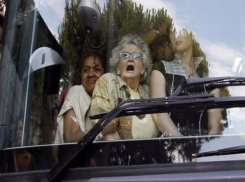 80-летняя бабушка получила травмы в автобусе, который «подрезал» лихач-пенсионер в Волжском