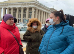 В Волжском устроили бунт у стен администрации из-за аварийного жилья: видео
