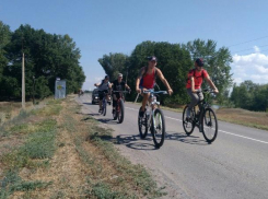 День физкультурника волжане отметили велопробегом на озеро лотосов