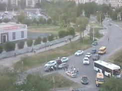 Сила притяжения: пять машин столкнулись на одном кольце в Волжском