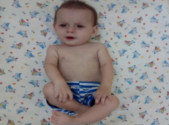 Стал сиротой месяц назад: грудничка забрали у матери и ограничили ее в правах