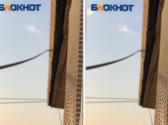 Кабель пол года свисал с дома, а затем рухнул в Волжском: видео