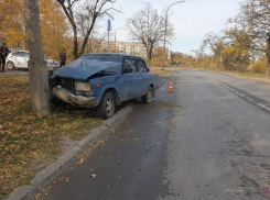 Автоледи на «Семерке» врезалась в столб в Волжском