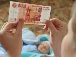 Молодая мать из Волжского полтора года не получала пособие 