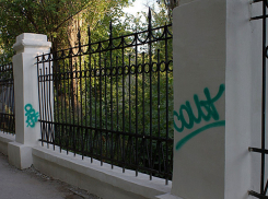 Вандалы за одну ночь полностью изуродовали парк ВГС в Волжском, отремонтированный ко Дню города