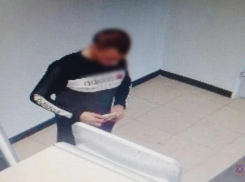 В Волгоградской области сводный брат украл у родственницы 160 тысяч рублей