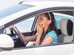 На трассе в Средней Ахтубе автоледи пыталась обогнать грузовик и опрокинулась в кювет