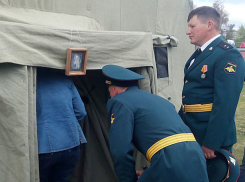 Полевую часовню на время празднования 9 Мая развернули у памятника героям войны в Волжском