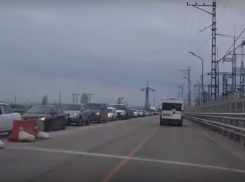 Огромная пробка на Волжской ГЭС попала на видео: местные в ужасе