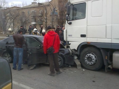 В Волгограде Лада Приора врезалась в фуру: двое погибших