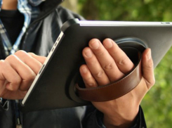 В Волжском мужчина похитил планшет у собутыльницы 