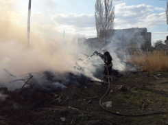 Масштабный пожар на площади 450 кв метров разбушевался под Волжским