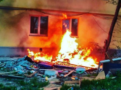 Курильщики устроили пожар во дворе многоэтажки в Волжском