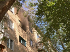 Большой пожар в пятиэтажке попал на фото в Волжском