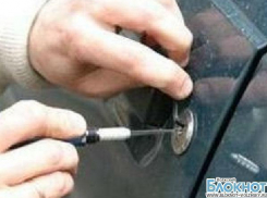 Под Волгоградом из машины москвича украли около 30 000 рублей