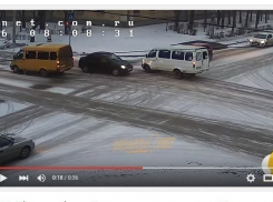 В Волжском камеры зафиксировали ДТП с участием «Рено» и двух маршруток