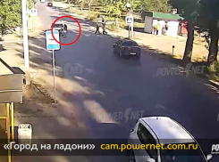 Жуткие кадры со сбитой женщиной и 4-летним ребенком в Волжском опубликовали в сети