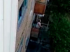 Сумасшедшая пенсионерка кричит с балкона