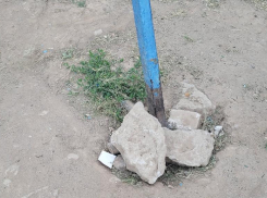 «Ждем, пока случится беда?»: волжанка пожаловалась на опасную детскую площадку