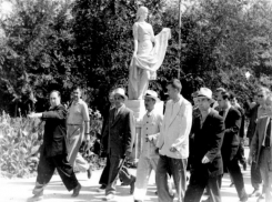 Хо Ши Мин гулял по парку «Гидростроитель» в Волжском