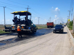 В Волжском продолжается масштабный ремонт дорог у школ и культурных учреждений