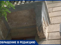 Балкон на историческом здании в Волжском рушится на головы прохожих
