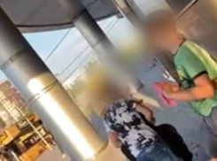 Волжанка сняла на видео детей, которые просили покурить