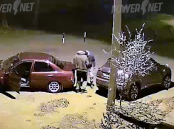 В Волжском неадекватный водитель въехал в стоящий сзади автомобиль и скрылся