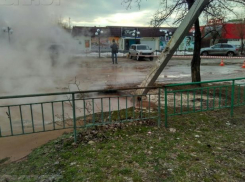 Аварийные службы устраняют повреждения водопроводной трубы