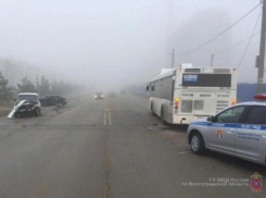 Проскочил на красный, врезался в машину и автобус, уронил столб: приключения волгоградца субботним утром