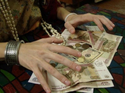 «Ясновидящие», снимая порчу с волжанки, подсунули ей бумагу вместо денег